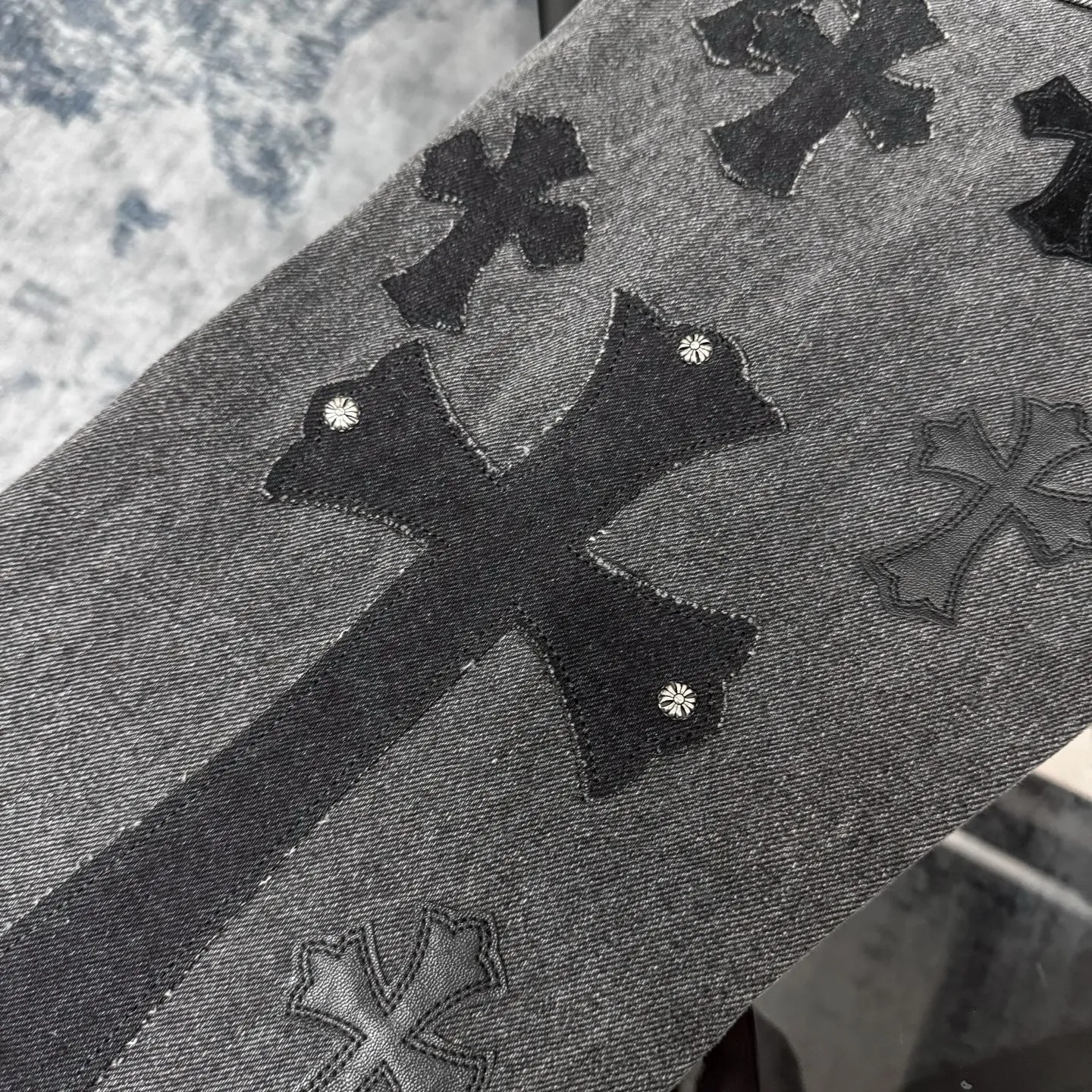 P300 CH Chromehearts black cross-stitched leather black and gray heavy-duty cow king jeans, cabinet price 74W level, patchwork cross pattern embellishment, washed jeans! ! An absolutely high-end luxury product, a 1.9W-level god-level single product, a super popular product, made by top heavy industry, a magic weapon that cannot be missed! [About Zangyin] This is an extremely luxurious fashion brand that can also be called the aristocracy of the high street. It has always been an exclusive brand for some hipsters or rich second generations. Compared with ordinary high streets, it is more luxurious and noble. Compared with luxury brands, it is more fashionable and individual. It has always been a brand that I have a special liking for. [Top heavy industry fashion design] Consistently high-street luxury style. Speaking of this style, the Zangyin family and GU family are definitely the leading representative brands. Especially the Zangyin family has really achieved a state-of-the-art effect in creating high-street style. The unique washed material is used to create this style. The color system is already quite eye-catching. After it is decorated with patchwork cross flowers, it cleverly highlights the charm of the brand. Secondly, this style uses classic The high-waist cutting design highlights the long legs and fashionable temperament of the upper body. The brand is highly recognizable and the slim fit configuration is more suitable for daily wear. It is a product that interprets personality, fashion, and specifications at a glance. This single product is enough to make any fan excited. It can be a white T-shirt for a youthful college style, or a tight suspender for a royal style. It has strong matching ability and can be easily controlled by men.  [Materials and craftsmanship] Needless to say, this point goes without saying. As an excellent craftsman brand, Zangyin’s requirements for details and craftsmanship are really perfect. The washed color of this model has gone through so many processes, not to mention the embellishment of denim appliques. It is also purely hand-made and sewn. Just like what they believe in, only hand-made things have soul and have the meaning of wear. A top-notch heavy-duty fashionable denim item, I look forward to your perfect interpretation! !  Color: black gray Size: 28-36